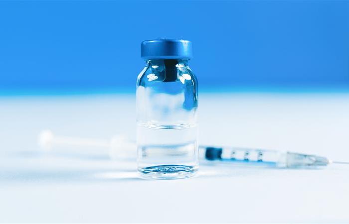 Eine Dosis Impfstoff mit Spritze